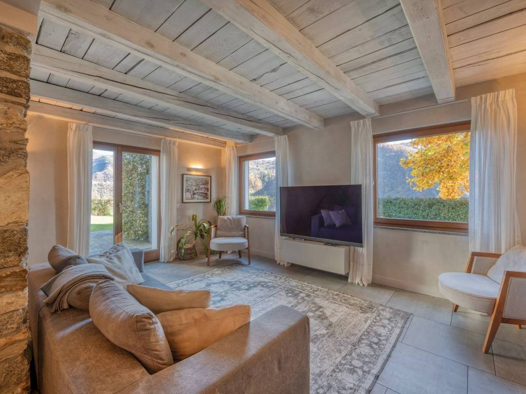 Villa in pietra a Varallo Sesia, Regione Arboerio, Varallo